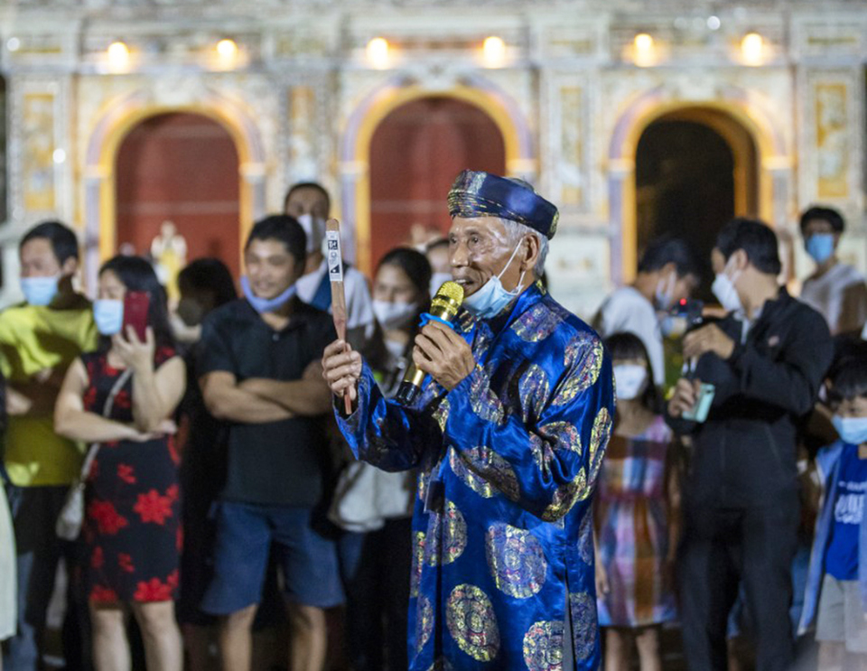 Đ&ocirc;ng đảo người d&acirc;n v&agrave; du kh&aacute;ch tham gia tr&ograve; chơi d&acirc;n gian b&agrave;i ch&ograve;i.