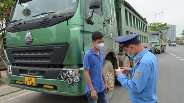 Th&agrave;nh vi&ecirc;n tổ c&ocirc;ng t&aacute;c kiểm tra giấy tờ l&aacute;i xe điều khiển phương tiện c&oacute; dấu hiệu chở qu&aacute; tải.&nbsp;