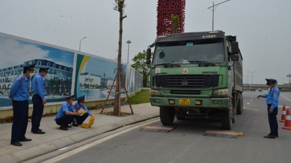 Tổ c&ocirc;ng t&aacute;c thực hiện kiểm tra giấy tờ của l&aacute;i xe vi phạm c&aacute;c quy định về trật tự an to&agrave;n giao th&ocirc;ng.&nbsp;