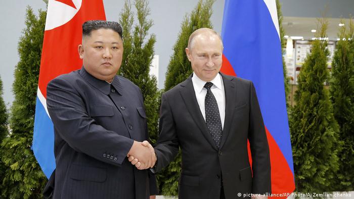 Tổng thống Nga&nbsp;Vladimir Putin&nbsp;(phải) v&agrave; nh&agrave; l&atilde;nh đạo Triều Ti&ecirc;n&nbsp;Kim Jong-un. Ảnh: AP