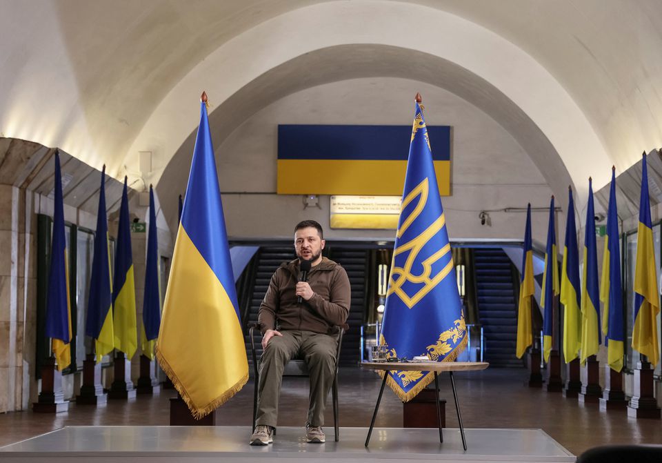 Tổng thống Ukraine Volodymyr Zelensky tại cuộc họp b&aacute;o tại một ga t&agrave;u điện ngầm ở&nbsp; Kiev h&ocirc;m 23/4. Ảnh: Reuters