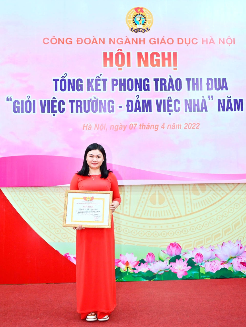 Cô Ngọc Linh nhận danh hiệu 