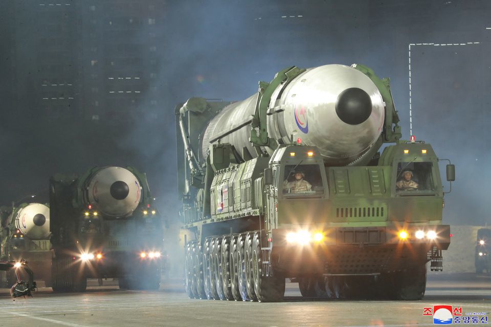 Hệ thống t&ecirc;n lửa đạn đạo li&ecirc;n lục địa (ICBM) Hwasong-17 tham gia duyệt binh h&ocirc;m 25/4. Hwasong-17 được đ&aacute;nh gi&aacute; l&agrave; mẫu ICBM được triển khai từ bệ ph&oacute;ng di động lớn nhất thế giới, n&oacute; c&oacute; tầm bắn l&ecirc;n đến 15.000 km v&agrave; c&oacute; thể tấn c&ocirc;ng nhiều mục ti&ecirc;u nhờ v&agrave;o c&ocirc;ng nghệ đầu đạn MRV. Ảnh: KCNA