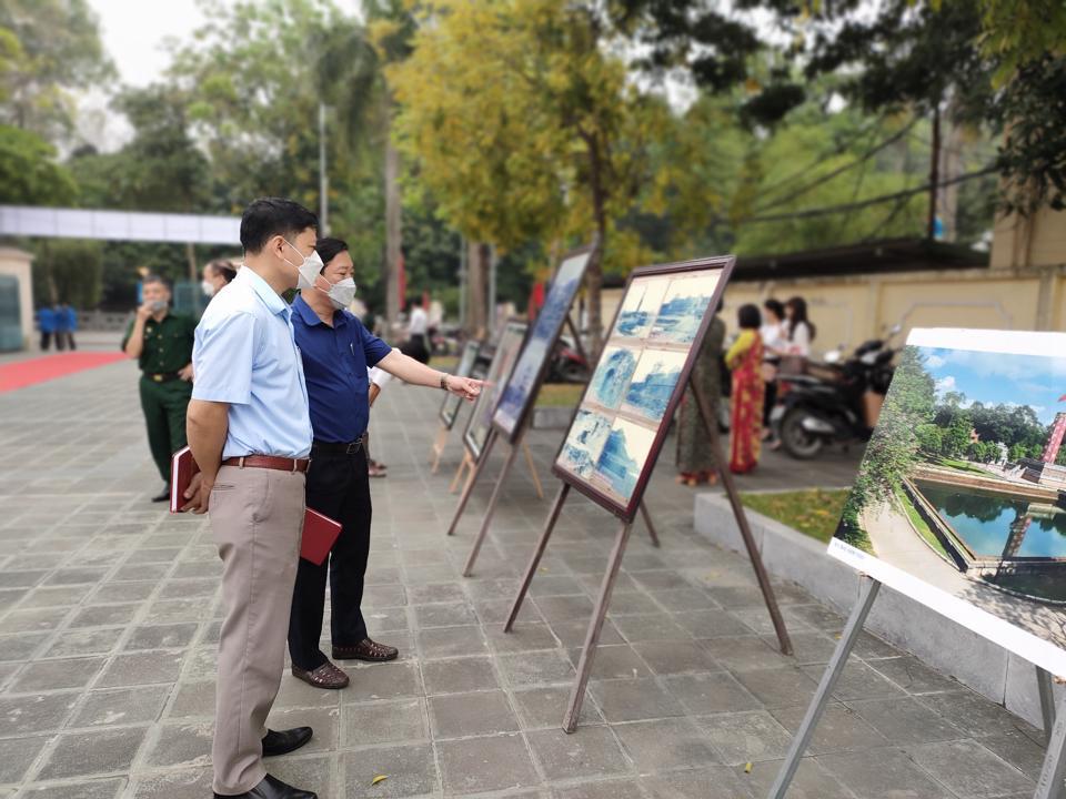 Các đại biểu tham quan triển lãm ảnh tại khuôn viên sân hội trường Tây Đô. Ảnh: Nguyễn Quý