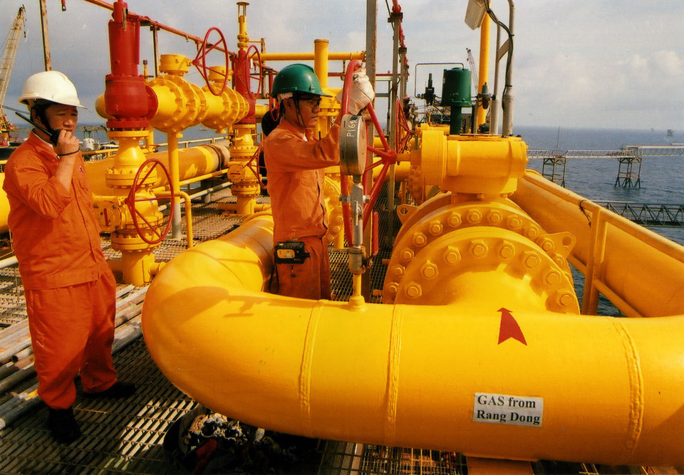 Công nhân Tập đoàn Dầu khí Việt Nam vận hành hệ thống khai thác dầu thô. Ảnh: Huy Hùng
