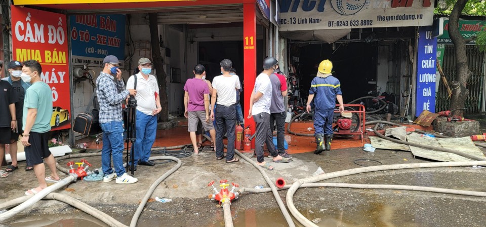 Hà Nội: Cháy nhà trên phố Lĩnh Nam, kịp thời cứu 4 người thoát nạn - Ảnh 1