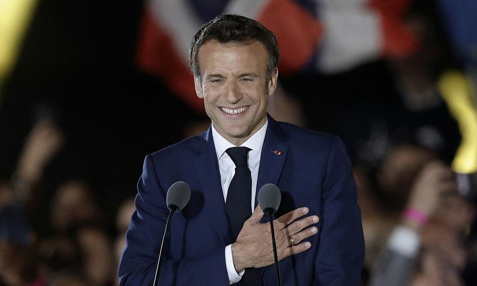 Tổng thống Ph&aacute;p Emmanuel Macron ph&aacute;t biểu sau chiến thắng tại Paris h&ocirc;m 24/4. Ảnh: Reuters. &nbsp;