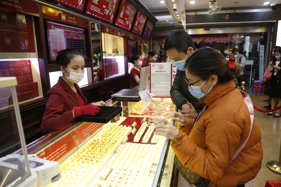 Mua bán vàng tại cửa hàng Bảo Tín Minh Châu trên phố Trần Nhân Tông, Hà Nội. Ảnh: Phạm Hùng