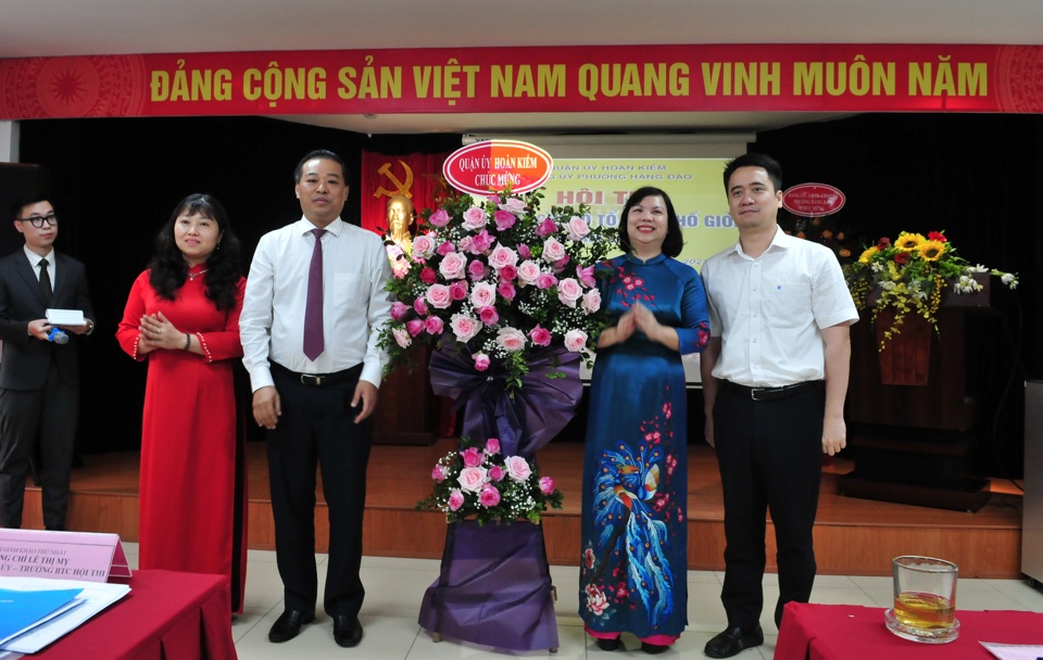 Ph&oacute; B&iacute; thư thường trực Quận ủy Đinh Hồng Phong tặng hoa cho Ban tổ chức Hội thi phường H&agrave;ng Đ&agrave;o