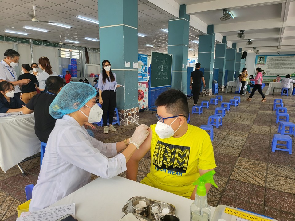 Ti&ecirc;m vaccine ph&ograve;ng Covid-19 cho học sinh lớp 6 tại một trường ở TP Hồ Ch&iacute; Minh.