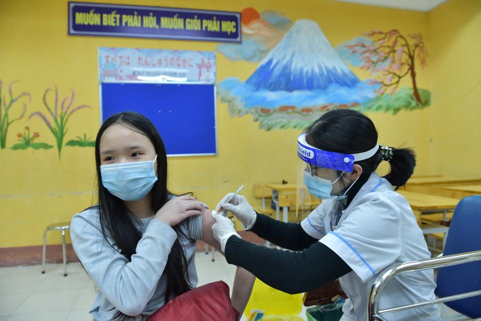 Tiêm vaccine Covid-19 cho trẻ tại quận Ba Đình, Hà Nội. Ảnh: Phạm Hùng