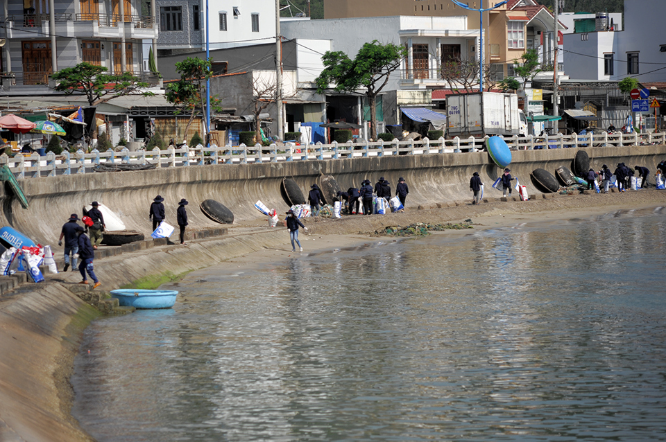 Một g&oacute;c khu vực cảng c&aacute; Vĩnh Lương được dọn sạch.