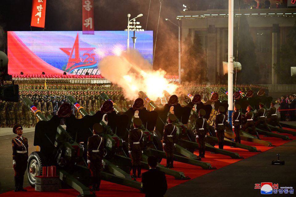 Loạt đại b&aacute;c vang l&ecirc;n ch&agrave;o mừng ng&agrave;y lễ lớn. Ảnh: KCNA