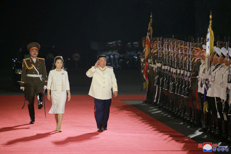 &Ocirc;ng Kim Jong Un xuất hiện c&ugrave;ng phu nh&acirc;n trong buổi lễ h&ocirc;m 25/4. Ảnh: KCNA