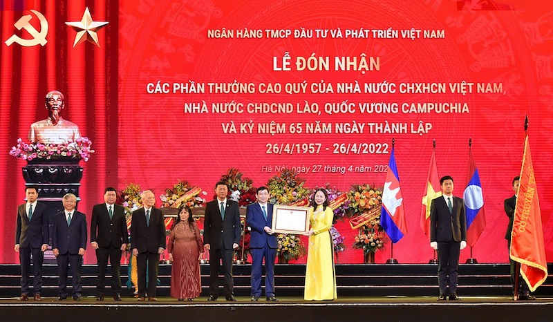 Ph&oacute; Chủ tịch nước CHXHCN Việt Nam V&otilde; Thị &Aacute;nh Xu&acirc;n trao Quyết định tặng thưởng Hu&acirc;n chương Lao động hạng Ba tới đại diện l&atilde;nh đạo BIDV.