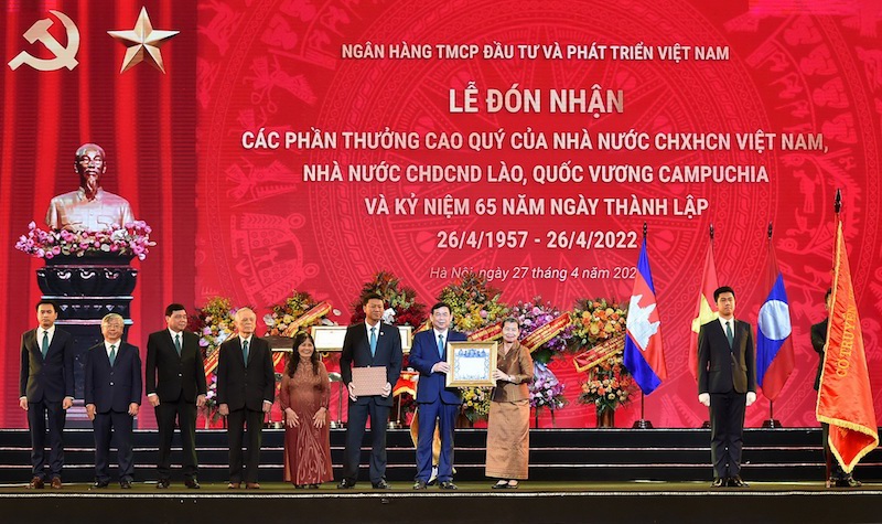 Ph&oacute; Thủ tướng Ch&iacute;nh phủ Ho&agrave;ng gia Campuchia Men Sam An trao Quyết định tặng thưởng Hu&acirc;n chương Sahametrei hạng Moha Sena tới đại diện l&atilde;nh đạo BIDV.