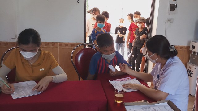 Ti&ecirc;m vaccine Moderna cho trẻ 11 tuổi tại huyện Hương Kh&ecirc;