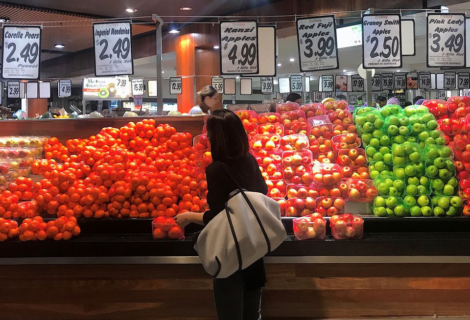 Thực phẩm n&oacute;i chung ở Australia hiện đang tăng 2,8%, thậm ch&iacute; rau tăng 6,9%. Ảnh: Reuters
