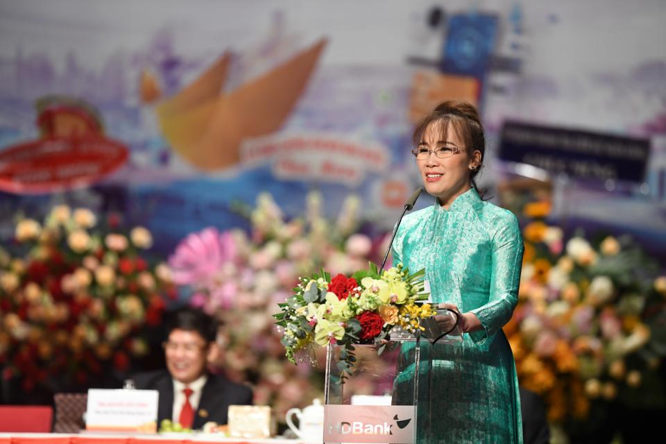 Nữ tỷ ph&uacute; Nguyễn Thị Phương Thảo - Ph&oacute; Chủ tịch Thường trực HĐQT HDBank ph&aacute;t biểu tại Đại hội