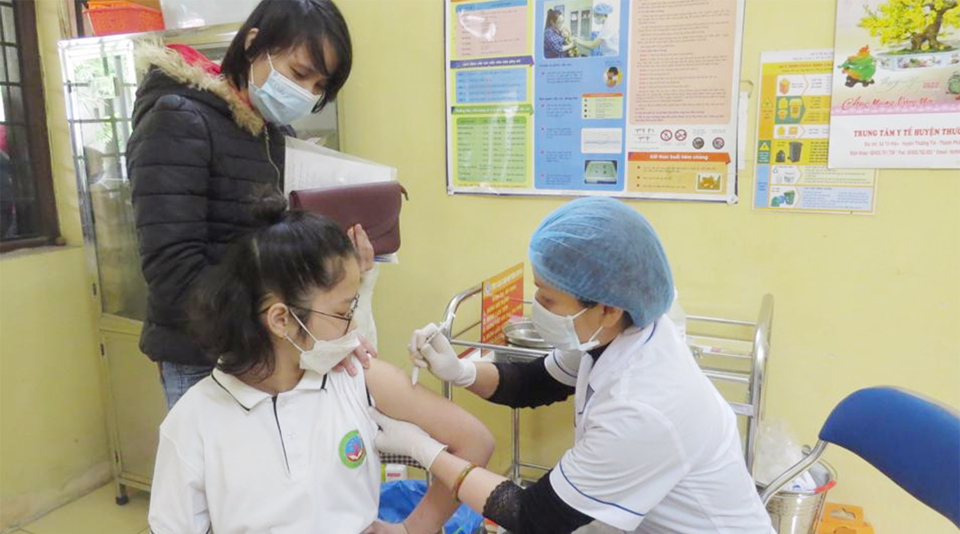 Nh&acirc;n vi&ecirc;n y tế ti&ecirc;m&nbsp;ti&ecirc;m vaccine ph&ograve;ng Covid-19&nbsp; cho học sinh tại Trạm Y tế thị trấn Thường T&iacute;n.