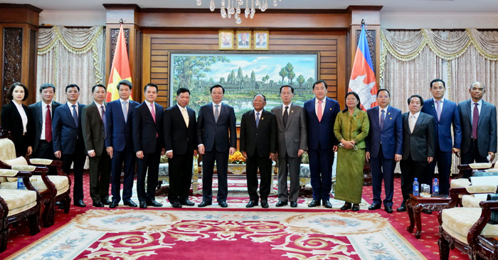 Chủ tịch Danh dự CPP, Chủ tịch Quốc hội Samdech Heng Samrin tiếp Ủy viên Bộ Chính trị, Bí thư Thành ủy Hà Nội Đinh Tiến Dũng và Đoàn đại biểu cấp cao TP Hà Nội.
