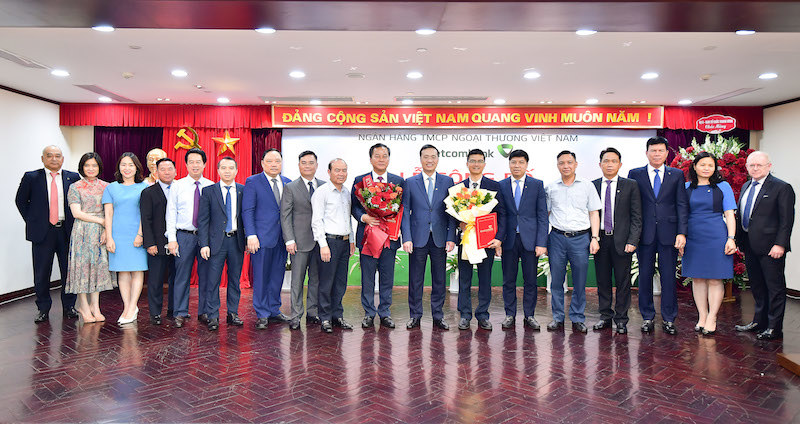 Ban l&atilde;nh đạo Vietcombank&nbsp;ch&uacute;c mừng v&agrave; chụp ảnh lưu niệm c&ugrave;ng &ocirc;ng Nguyễn Việt Cường v&agrave; &ocirc;ng Trần&nbsp;Thanh Nam.