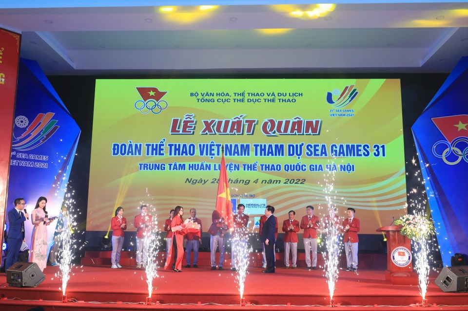 Ph&oacute; Thủ tướng Thường trực Ch&iacute;nh phủ Phạm B&igrave;nh Minh Trao cờ cho Trưởng đo&agrave;n Thể thao Việt Nam tại SEA Games 31.