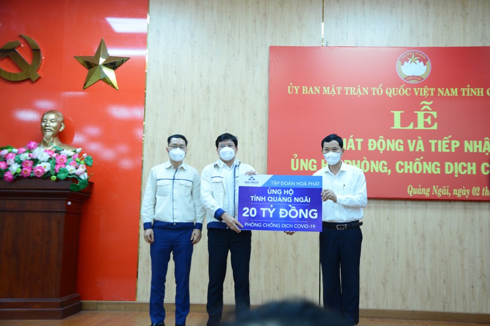 Ủy ban MTTQ Việt Nam tỉnh Quảng Ng&atilde;i tiếp nhận hỗ trợ kinh ph&iacute; ph&ograve;ng chống dịch Covid-19.