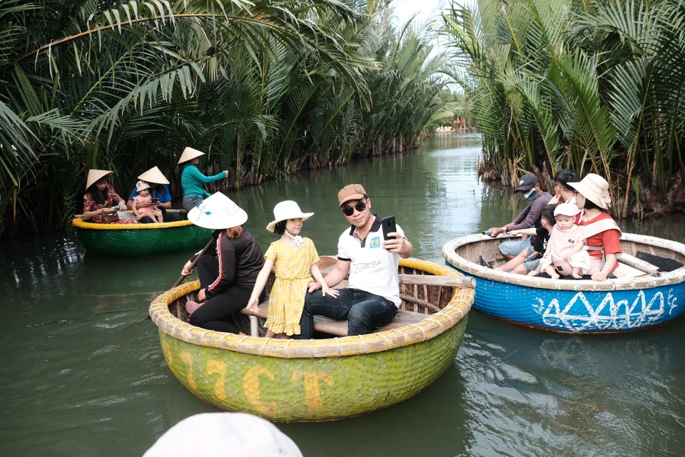 Du khách tham quan tour khám phá rừng dừa Bẩy Mẫu, Hội An. Ảnh: Phạm Hùng