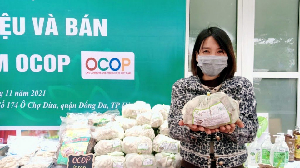 Sản phẩm của chị Chu Thị thủy tại điểm giới thiệu v&agrave; b&aacute;n sản phẩm OCOP.