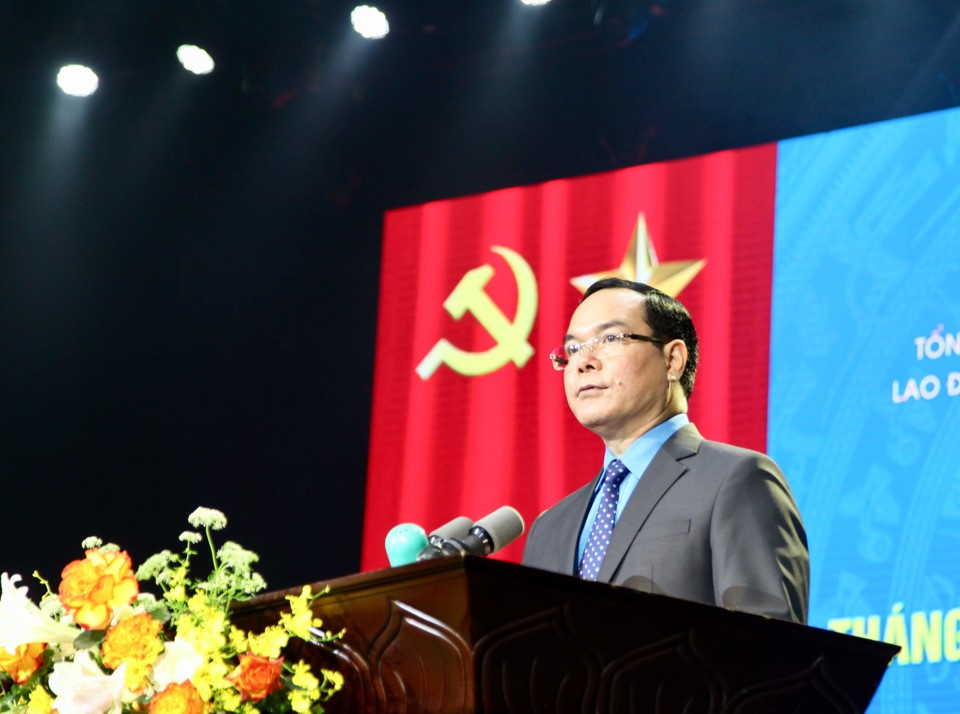 Chủ tịch Tổng LĐLĐ Việt Nam Nguyễn Đ&igrave;nh Khang ph&aacute;t biểu tại Lễ ph&aacute;t động
