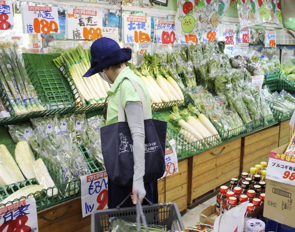 Nhật Bản vừa thông qua gói cứu trợ mớitrị giá 6,2 ngàn tỷ yen để giảm thiểu tác động của giá cả leo thang.