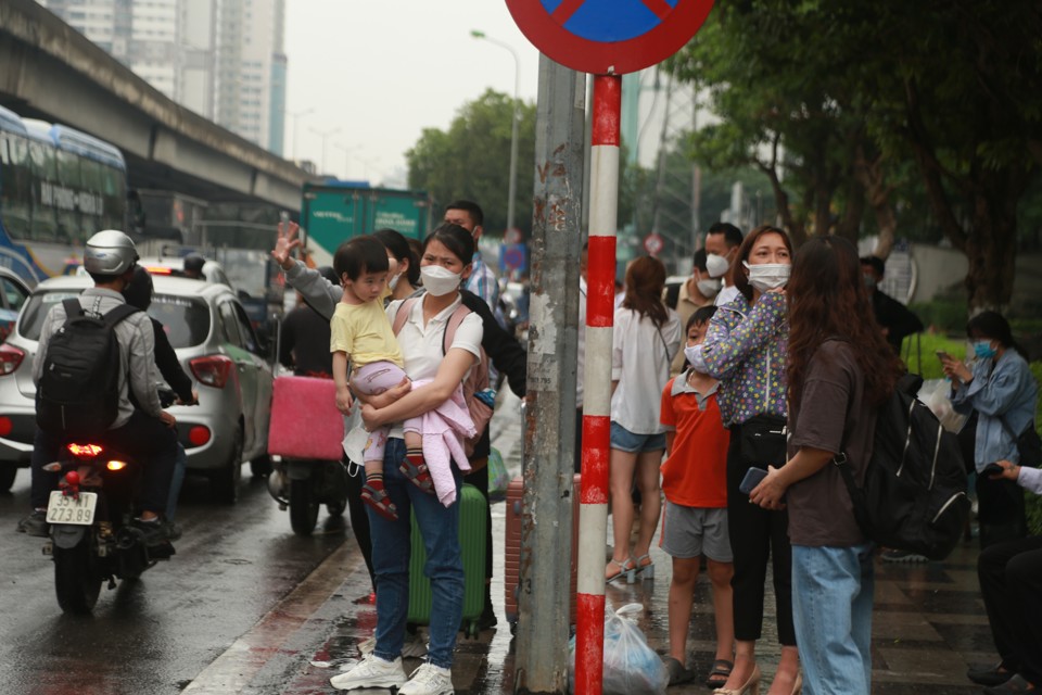 Dọc c&aacute;c tuyến đường lớn, h&agrave;ng trăm người đứng chờ xe kh&aacute;ch.