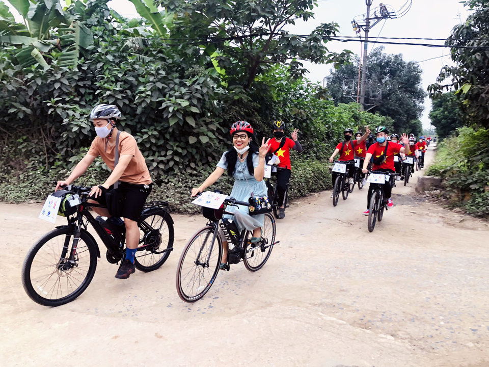 Kh&aacute;ch du lịch tham gia tour xe đạp thăm quan l&agrave;ng nghề B&aacute;t Tr&agrave;ng (Gia L&acirc;m).