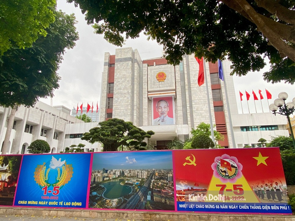 Banner ch&agrave;o mừng tại UBND TP H&agrave; Nội.