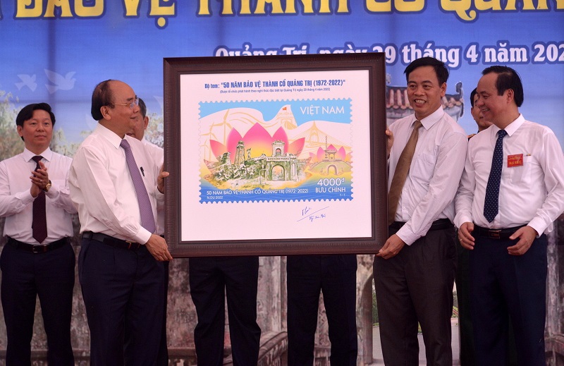 Chủ tịch nước Nguyễn Xu&acirc;n Ph&uacute;c tặng tem lưu niệm k&egrave;m chữ k&yacute; của m&igrave;nh cho tỉnh Quảng Trị.