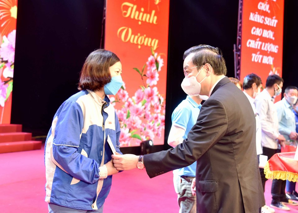 Chủ tịch UBND TP Hà Nội Chu Ngọc Anh trao quà Tết cho công nhân lao động tại Chương trình Tết Sum vầy năm 2022. Ảnh: Thủy Tiên
