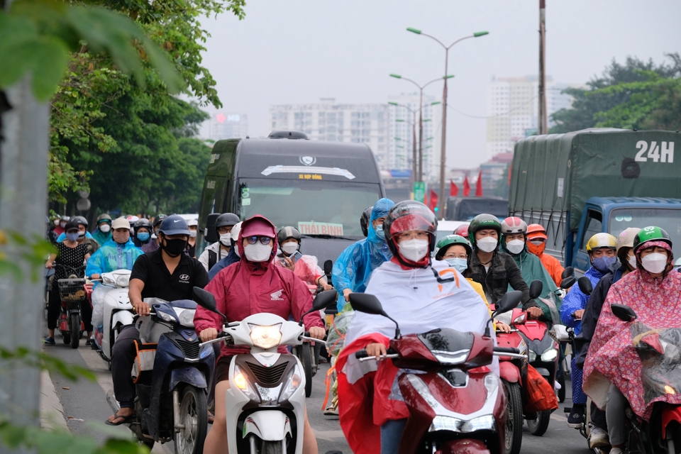 Anh L&ecirc; Văn Ph&uacute; tr&uacute; tại TP Phủ L&yacute;, tỉnh H&agrave; Nam cho biết: &ldquo;T&ocirc;i chờ 5 lần đ&egrave;n đỏ vẫn chưa thể di chuyển. Mặc d&ugrave; đ&atilde; xin nghỉ l&agrave;m để về qu&ecirc; sớm nhưng vẫn kh&ocirc;ng tho&aacute;t khỏi &ugrave;n tắc&rdquo;.