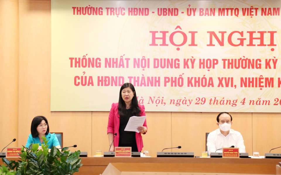 Chủ tịch Ủy ban MTTQ Việt Nam TP H&agrave; Nội Nguyễn Lan Hương ph&aacute;t biểu tại hội nghị