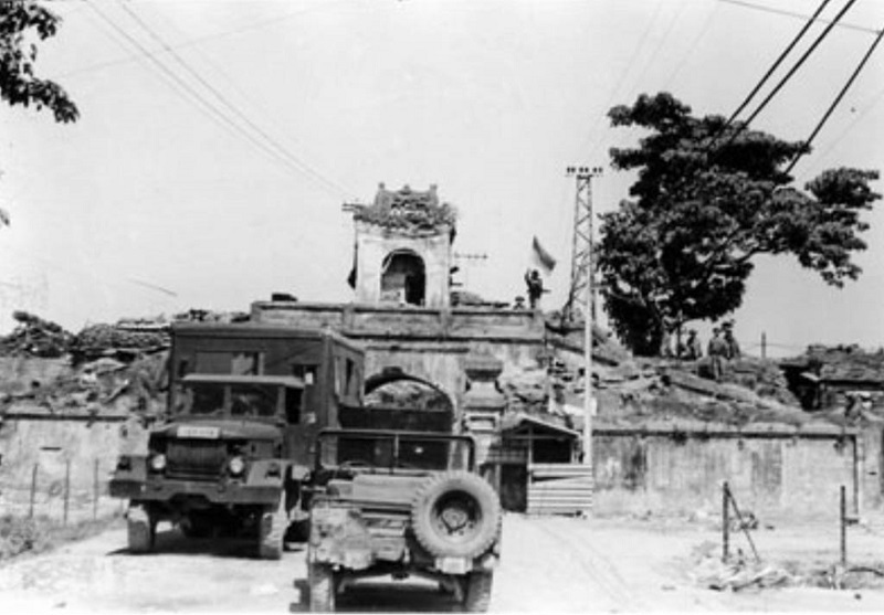 Rạng s&aacute;ng ng&agrave;y 2/5/1972, cờ Giải ph&oacute;ng trong tay chiến sĩ Trung đo&agrave;n 9, Sư đo&agrave;n 304 tung bay tr&ecirc;n cổng Th&agrave;nh cổ Quảng Trị. (Ảnh tư liệu).