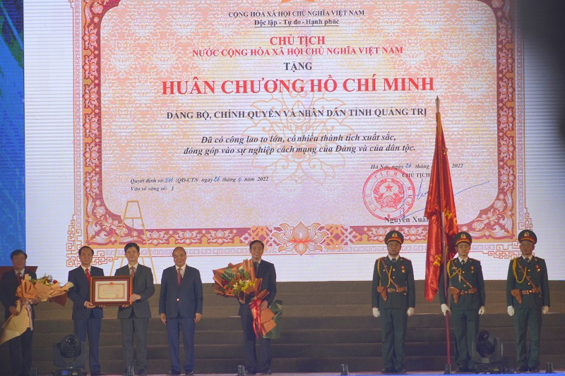 Chủ tịch nước Nguyễn Xu&acirc;n Ph&uacute;c trao tặng Hu&acirc;n chương Hồ Ch&iacute; Minh&nbsp;cho Đảng bộ, ch&iacute;nh quyền v&agrave; nh&acirc;n d&acirc;n tỉnh Quảng Trị.