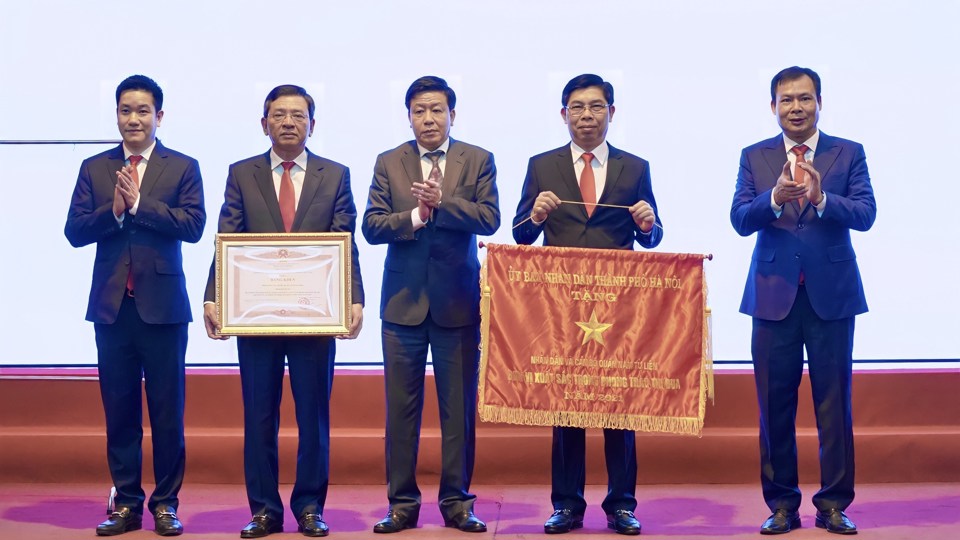 Ph&oacute; Chủ tịch UBND TP H&agrave; Nội Dương Đức Tuấn trao khen thưởng cho tập thể l&atilde;nh đạo quận Nam Từ Li&ecirc;m.
