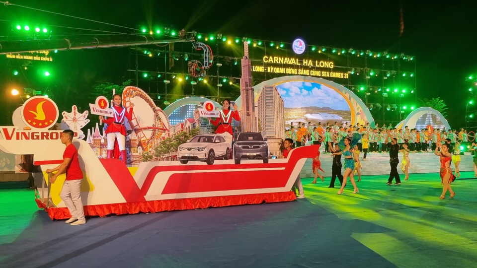 Carnaval Hạ Long 2022 được diễn diễu dọc b&atilde;i tắm C&ocirc;ng vi&ecirc;n Đại Dương. Ảnh Vĩnh Qu&acirc;n