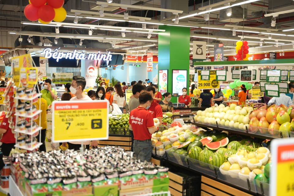 Ng&agrave;y đầu khai trương, WinMart Smart City đ&atilde; thu h&uacute;t h&agrave;ng trăm lượt kh&aacute;ch h&agrave;ng mua sắm.