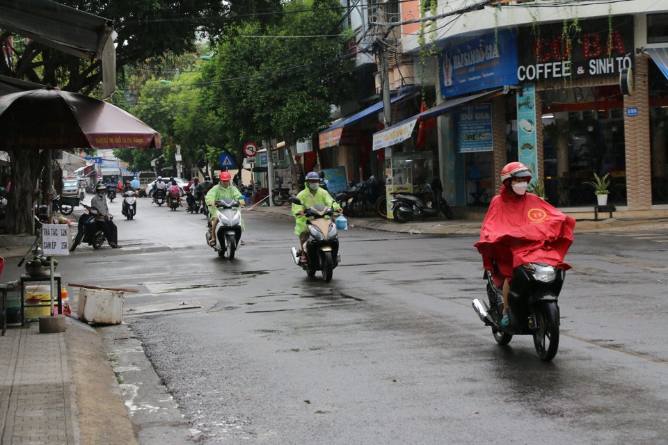 TP Nha Trang xuất hiện mưa v&agrave;o s&aacute;ng 29/4. (Ảnh: Trung Vũ).