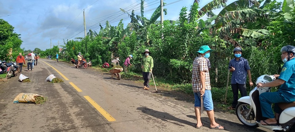 Người dân Đồng Nai dọn dẹp vệ sinh sạch đẹp đường nông thôn mới.