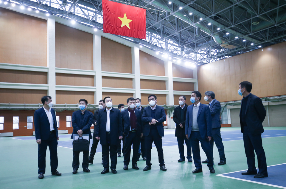 Phó Chủ tịch UBNDTP Hà Nội Chử Xuân Dũng đi kiểm tra công tác chuẩn bị cho SEA Games 31 tại Cung điền kinh Hà Nội. Ảnh: Ngọc Tú