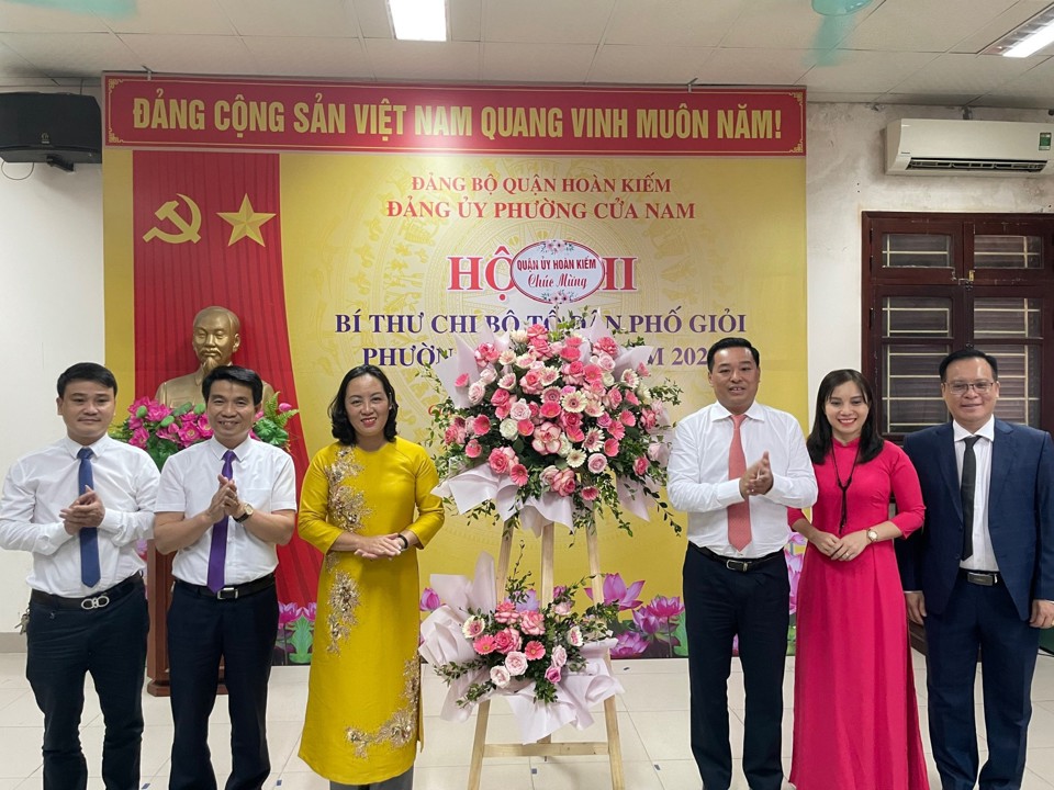 Ph&oacute; B&iacute; thư thường trực Quận ủy Đinh Hồng Phong dự Hội thi B&iacute; thư chi bộ giỏi phường&nbsp; Cửa Nam