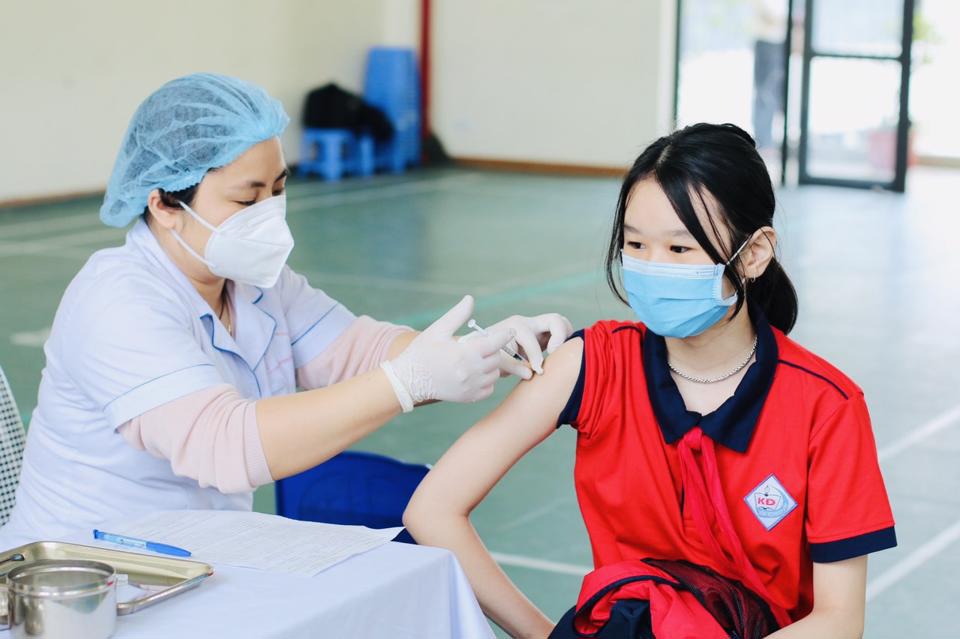 Nh&acirc;n vi&ecirc;n y tế ti&ecirc;m vaccine cho trẻ từ 5-11 tuổi tại H&agrave; Nội.