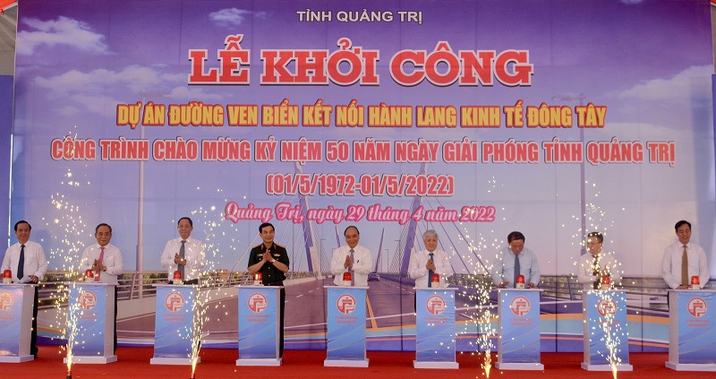 Chủ tịch nước Nguyễn Xu&acirc;n Ph&uacute;c c&ugrave;ng c&aacute;c đại biểu bấm n&uacute;t ph&aacute;t lệnh khởi c&ocirc;ng dự &aacute;n Đường ven biển kết nối h&agrave;nh lang kinh tế Đ&ocirc;ng T&acirc;y, tỉnh Quảng Trị - giai đoạn 1.